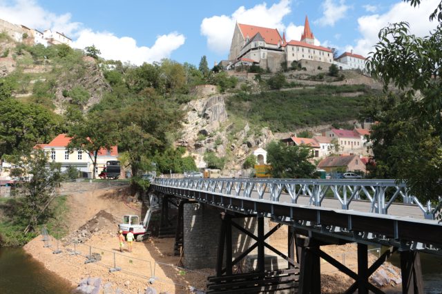Upravené koryto řeky Dyje pod vojenským mostem | foto: Petr Tichý