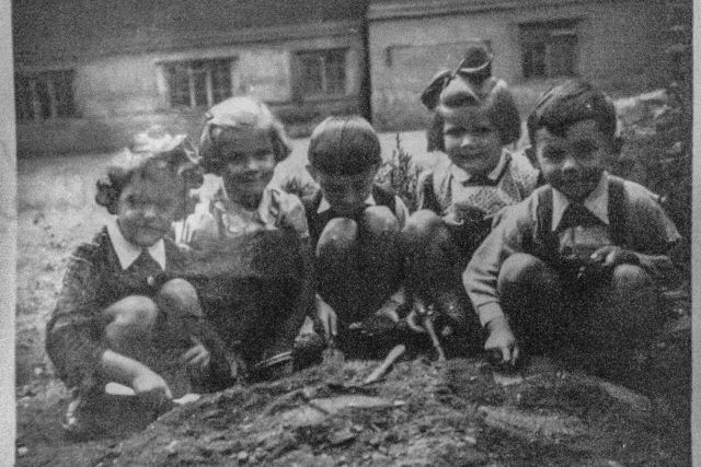 Děti si hrají na písku,  Alenka Schauerová,  roz. Ryšánková  (úplně vlevo) rok po pořízení fotografie bude otevírat dveře jejich rodinného domu gestapu | foto: Marek Hensl
