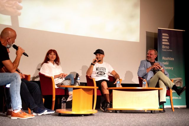 Motocyklová beseda v brněnském kině Scala. Zprava: Martin Straka,  Karel Abraham,  Ivana Ulmanová | foto: Lukáš Ston,  Automotodrom Brno