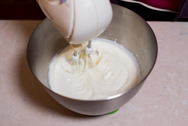 Na těsto smícháme tvaroh s vejci,  mlékem a dalšími ingrediencemi | foto: Martin Čuřík