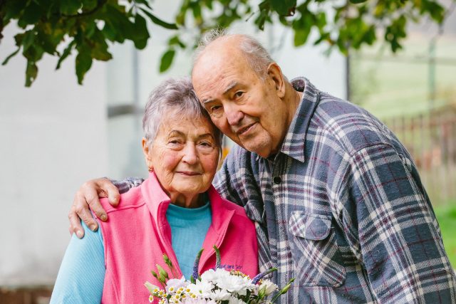  Před 67 lety se potkali na stadionu, nabídl jí žvýkačku a ona přijala