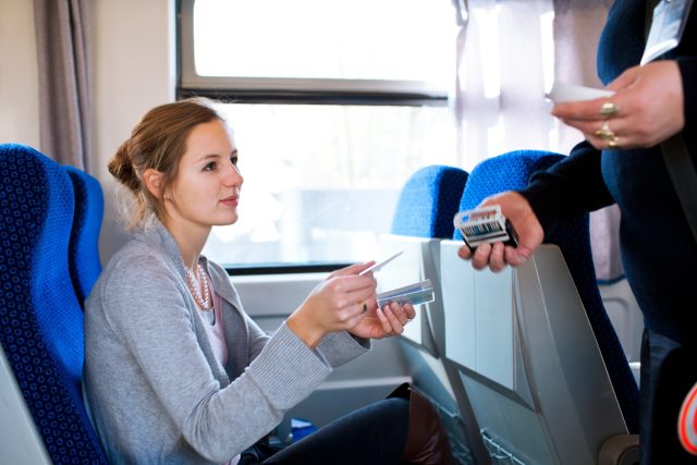 Cestující už budou mít jasno,  kde si jízdenky koupí | foto: Fotobanka Profimedia