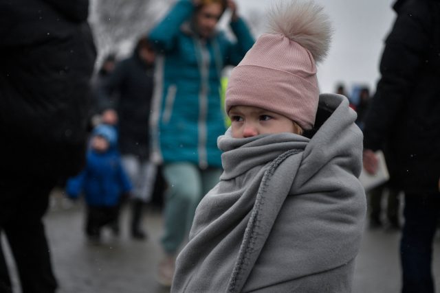 Ukrajinské dítě prchající před válkou | foto: Profimedia