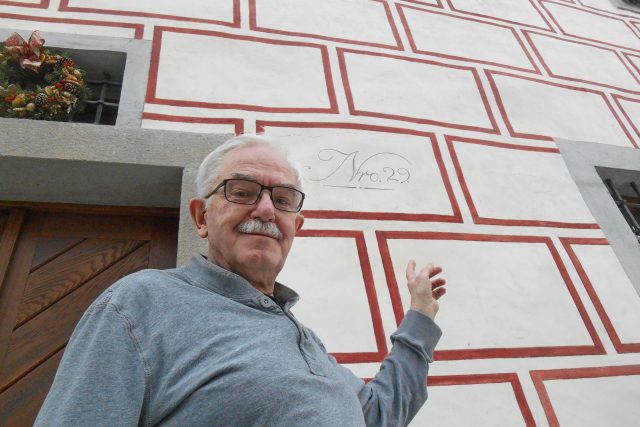 Pavel Jerie před svým domem čp. 29 v Telči | foto: Miloš Šenkýř,  Český rozhlas