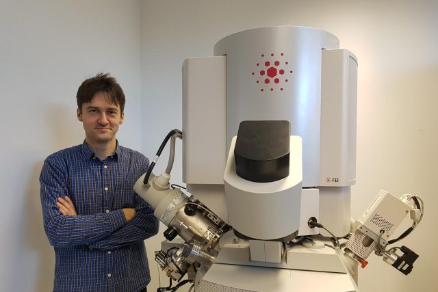 Miroslav Kolíbal z CEITEC a prototyp elektronového mikroskopu s atomárním jádrem | foto: Eva Kolíbalová,  VUT v Brně