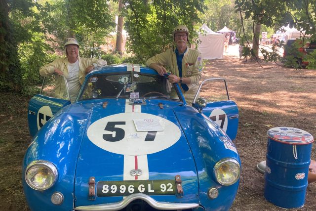 Jean-Marie se svou manželkou Jocelyne a jejich autem značky DB | foto: Martin Balucha,  Český rozhlas