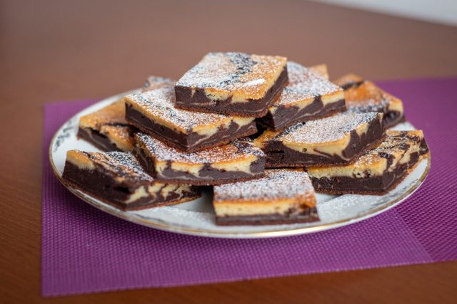 Na kefírovou pavučinkovou buchtu od Simony Prokešové stačí pár základních surovin. A je bez cukru