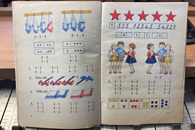 I desítky let staré učebnice matematiky můžou dětem posloužit taky v současné době | foto: Hela Dvořáková,  Český rozhlas