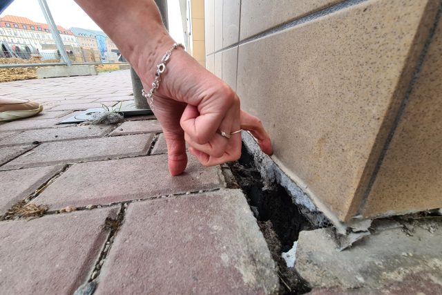 V chodnících se objevily trhliny,  které odkryly základy budov stojících na nábřeží | foto: Tomáš Kremr,  Český rozhlas