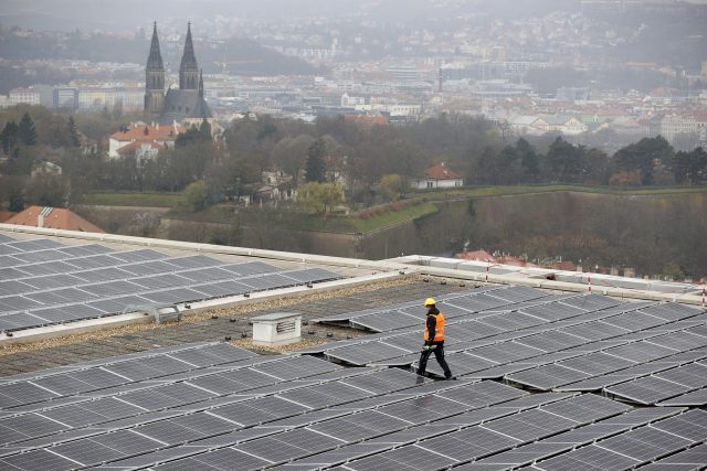 Střešní solární panely pokryjí asi deset procent spotřeby energií Kongresového centra | foto: Profimedia