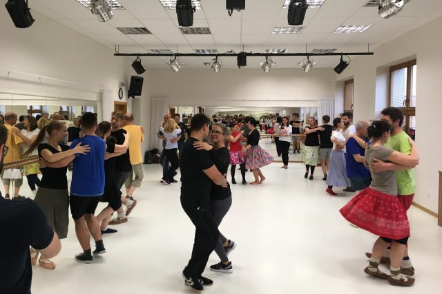 Z kurzu Učíme se lidové tance v Uherském Brodě | foto: Karolína Wernerová,  Český rozhlas