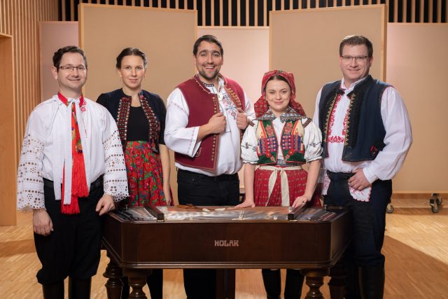 Folklorní redakce  (zleva): Jan Kosík,  Anežka Heinzlová,  Jaroslav Kneisl,  Marie Hvozdecká,  Jan Káčer | foto: Khalil Baalbaki,  Český rozhlas