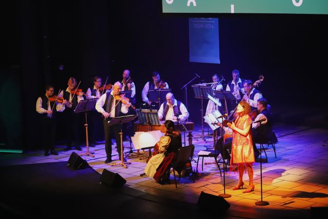 Brněnský rozhlasový orchestr lidových nástrojů a Iva Bittová | foto: Ludmila Opltová,  Český rozhlas