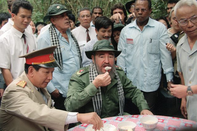 Fidel Castro během návštěvy Vietnamu v roce 1995 | foto: Profimedia