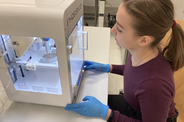 Bioinženýrům z VUT pomáhá speciální 3D tiskárna,  která pracuje s bioinkoustem | foto: Barbora Kroutilíková,  Český rozhlas