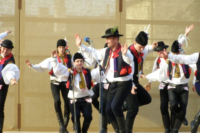 Verbíř Erik Feldvabel s tanečníky chasy při hodovém odpoledni ve Starém Městě v roce 2009 | foto: Jan Káčer,  Český rozhlas