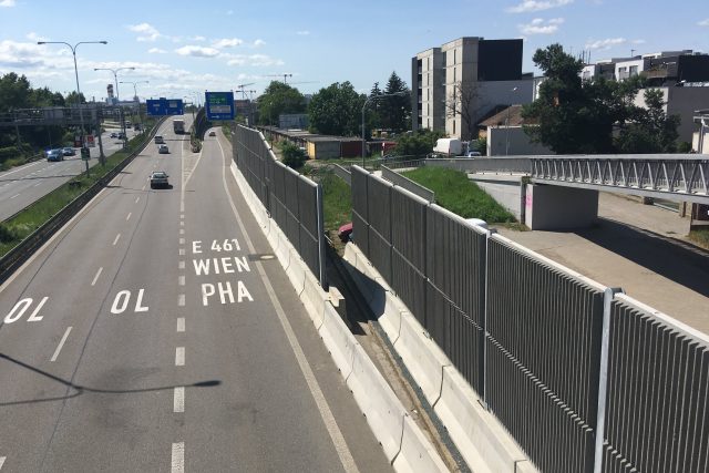 Silničáři postavili další protihlukové stěny u Královopolského tunelu v Brně | foto: Tomáš Kremr,  Český rozhlas