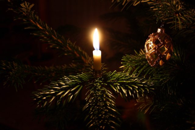 Svíčka na vánočním stromečku | foto: Pixabay,  Licence Pixabay