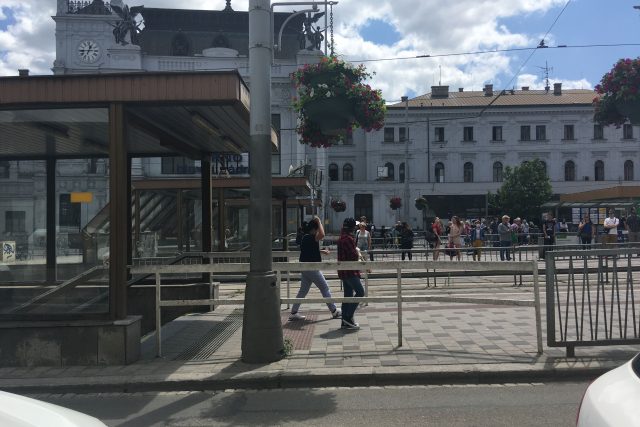 Dřív mohli lidé přejít silnici těsně u vstupů do podchodů,  přes dva roky tam ale stojí bílé zábradlí | foto: Tomáš Kremr,  Český rozhlas