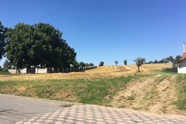 Developer chce na polích za hřbitovem v lokalitě Nad Paloukem v Podolí u Brna postavit nový obytný komplex | foto: Tomáš Kremr,  Český rozhlas