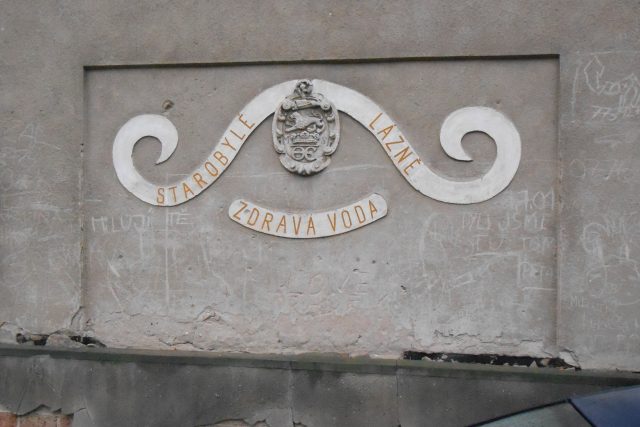 Detail znaku na budově lázní ve Zdravé Vodě  (z roku 2015) | foto: Miloš Šenkýř,  Český rozhlas