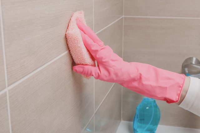 Test časopisu dTest se zaměřil pouze na koupelnové čističe určené především na dlaždice,  vany a umyvadla. Skleněné plochy v koupelně potřebují speciální péči | foto: Profimedia