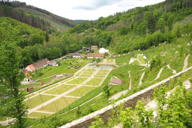 Vrchnostenská zahrada se rozkládá na jihozápadním svahu strmého hradního kopce | foto: Ludmila Opltová,  Český rozhlas