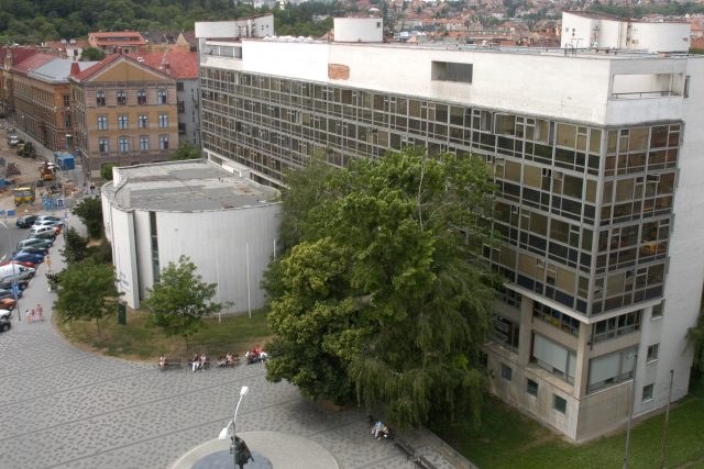 Takzvaný Bílý dům na Žerotínově náměstí v Brně na snímku z roku 2007 | foto: Profimedia