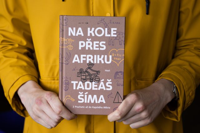 Kniha Tadeáše Šímy Na kole přes Afriku | foto: Nakladatelství Host