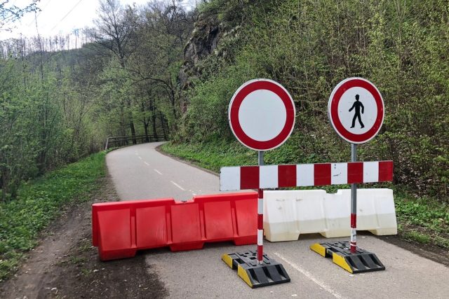 Cyklostezka mezi Bílovicemi a Brnem je uzavřená kvůli sesuvům půdy a kamení | foto: Vlasta Gajdošíková,  Český rozhlas