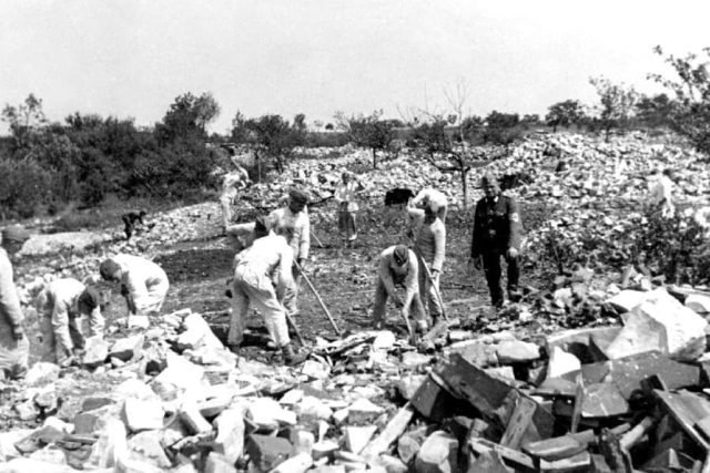V roce 1942 zničila domy v jižní části Lidic silnými náložemi německá armáda a následně je srovnali se zemí příslušníci Říšské pracovní služby | foto: Archiv Eduarda Stehlíka