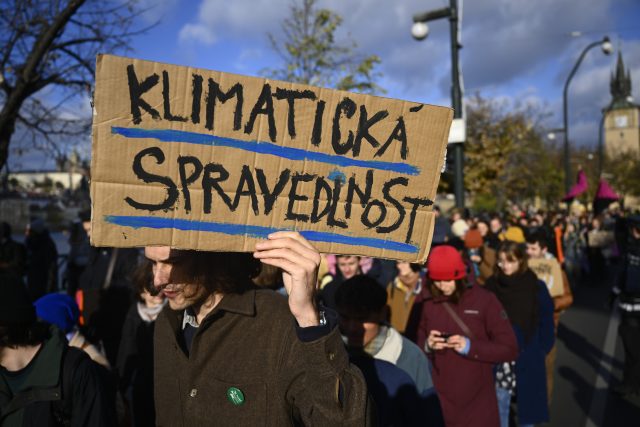 Protestní průvod přes Národní třídu na Albertov završil vysokoškolskou stávku za klima 17. listopadu 2023 | foto: Ondřej Deml,  ČTK