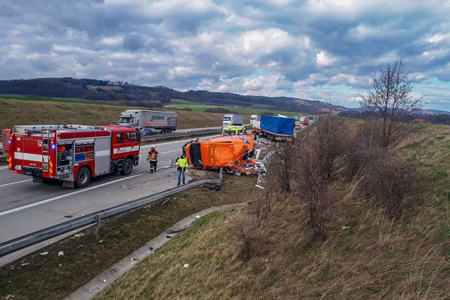 Nehoda: Náraz kamionu do vozidla silničářů | foto: Ředitelství silnic a dálnic ČR