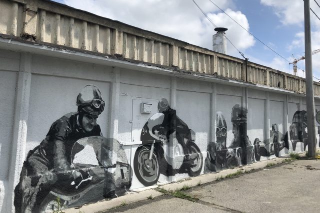 Na historii světového závodiště upozorňuje graffiti na sto metrů dlouhé zdi tehdejšího depa | foto: Ludmila Opltová,  Český rozhlas
