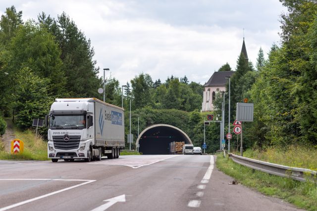 Kamion na silnici  (ilustrační) | foto: Honza Ptáček,  Český rozhlas