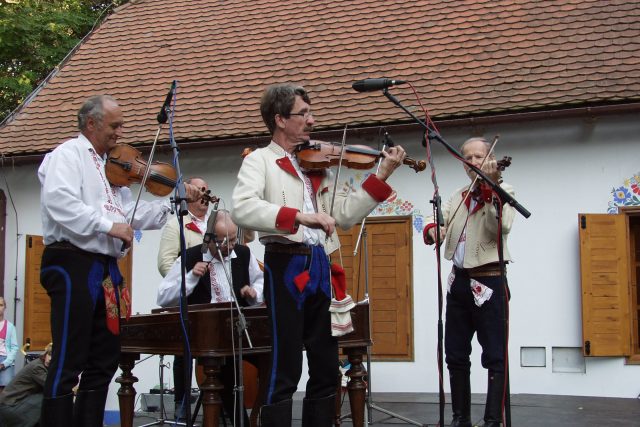 Cimbálová muzika Burčáci na Slavnostech vína | foto: Slovácké muzeum v Uherském Hradišti