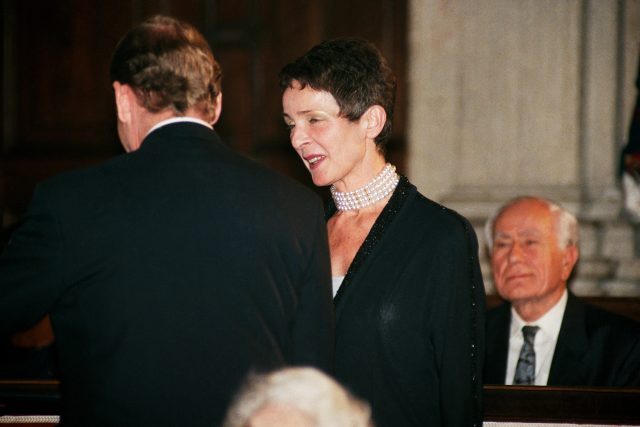 Věra Kunderová převzala vyznamenání za svého manžela Milana Kunderu - Medaili Za zásluhy. Archivní snímek z roku 1995 | foto: Jan Třeštík,  ČTK