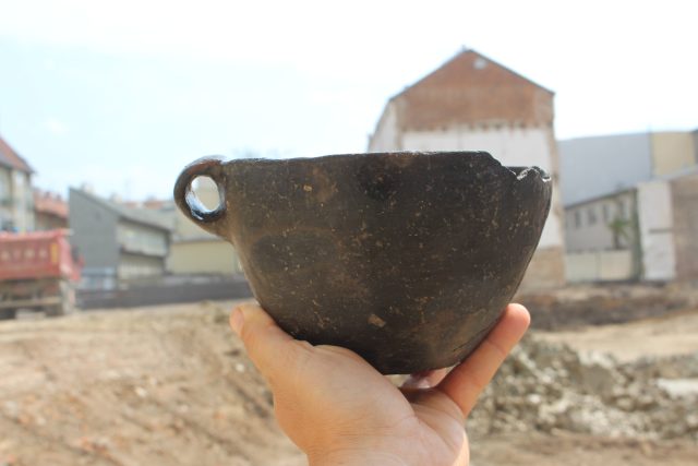 Nalezená nádoba  (Velatická kultura,  mladší doba bronzová) | foto: Archaia Brno