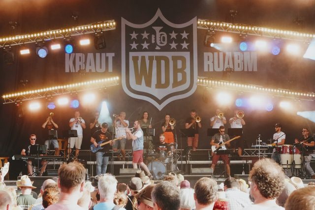 Slovenská kapela Taste of Brass při premiéře na největším dechovkovém festivalu Woodstock der Blasmusik v červenci 2023 | foto: Barbora Turčanová,  Český rozhlas