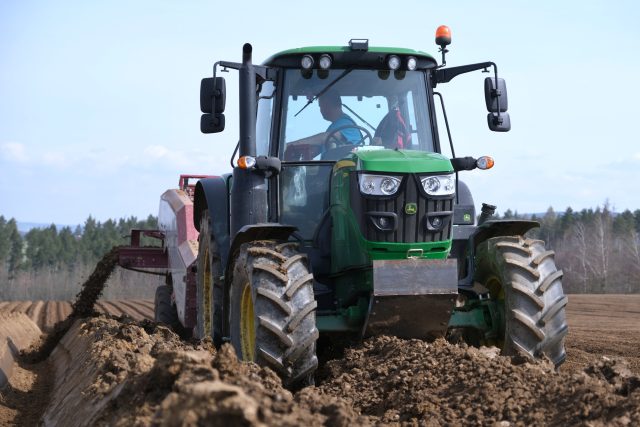 Výrazný nárůst cen paliv nebo hnojiv může v příštích měsících výrazně ovlivnit práci zemědělců  (ilustrační foto) | foto: Milan Kopecký,  Český rozhlas