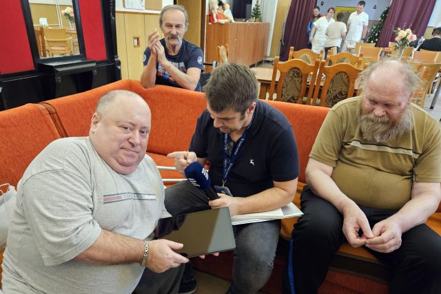 Tablet přebral pan Luboš Suchopárek | foto: Martina Skutková,  Český rozhlas