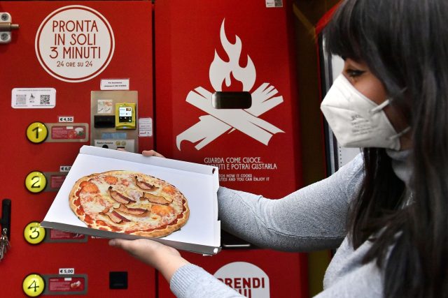 Nový automat na pizzu v Římě vyvolal mezi Italy rozruch | foto: Profimedia