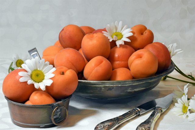 Oranžové ovoce,  které Češi milují. To jsou meruňky  (ilustrační foto) | foto: Fotobanka Pixabay