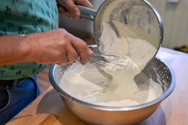 Na výrobu tvarohu vám bude stačit jogurt a šlehačka | foto: Martin Čuřík