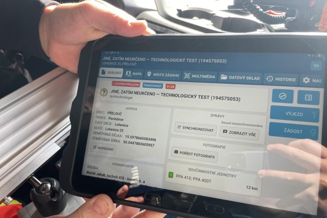Tablet,  který používají hasiči při výjezdech v Pardubickém kraji | foto: Ondřej Vaňura,  Český rozhlas