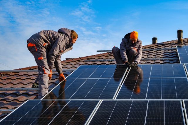 Minulý rok začalo v Česku fungovat 34 tisíc solárních elektráren,  především těch domácích. | foto: Shutterstock