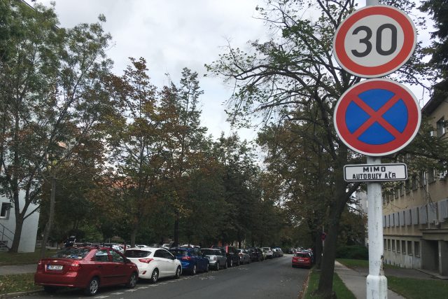 Radnice Brno-střed je ve sporu s armádou kvůli parkování v centru města | foto: Tomáš Kremr,  Český rozhlas
