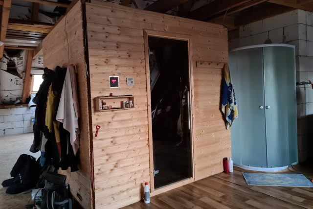 Půda je obrovská,  sauna je jen taková kostka uprostřed | foto: Tomáš Kremr,  Český rozhlas
