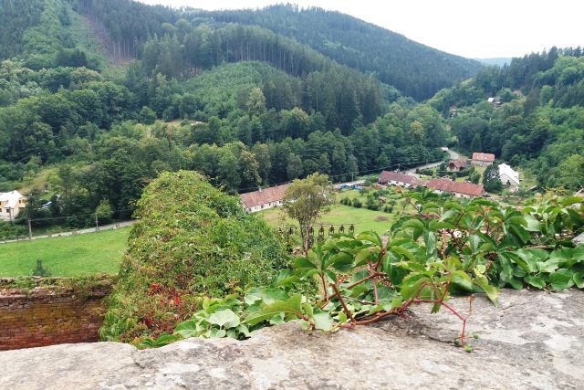 Pohled z hradu do malebné okolní krajiny  | foto: Hana Ondryášová,  Český rozhlas