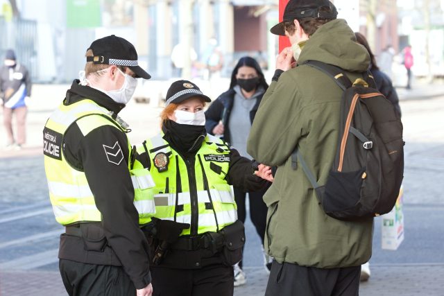 Policisté kontrolují nošení roušek | foto: Ota Bartovský,  MAFRA / Profimedia